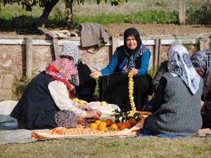 Mahalleli kadınlar imece usulu turunç reçeli yapıyor