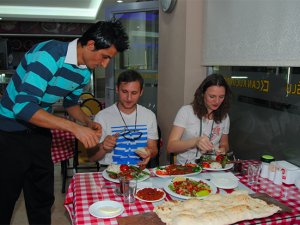 Rus turistler en çok Adana kebabını seviyor