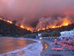 Sisam Adası’ndaki yangında 5 otel tahliye edildi