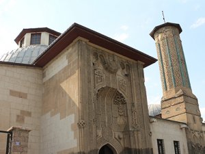 Orta Asya çadır geleneğinin örneği: 'İnce Minareli Medrese'