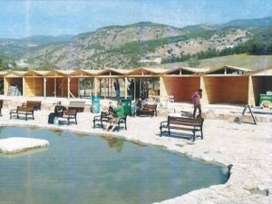 Pamukkale'de kaçak ahşap yapılar kaldırıldı