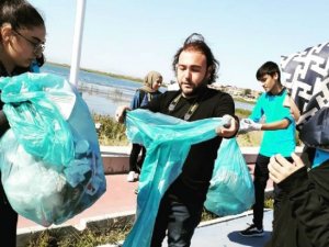 Beyşehir'de öğrencilerden göl kenarındaki parkta çöp topladı