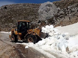 Karla kaplı olan Dumanlı Yaylası'nın yolu açıldı