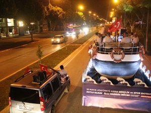 Bandırma vapuruyla Antalya caddelerinde bando müziği