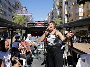 Karatinada olan gardiyanlarda konserle coştu