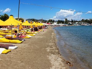 Boş kalan Bodrum plajlarında şezlonglar ücretsiz oldu