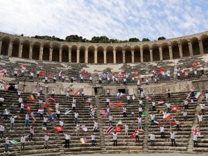 250 rehber, Aspendos’tan dünyaya ‘sizi bekliyoruz’ diye seslendi