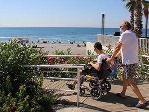 Konyaaltı Plajı'nda engellilerin denizle buluşması sağlandı