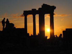 Apollon Tapınağ'nda gün batımı turistleri büyülüyor