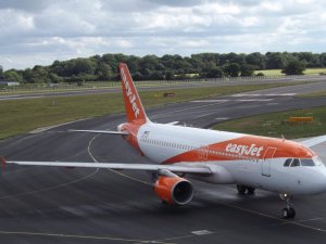 EasyJet, ilk yıllık zararı 1 milyar dolar olarak bildirdi