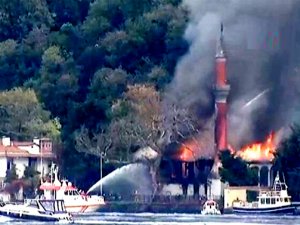 İstanbul'un tarihi Vaniköy Camii alev alev yandı