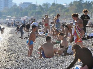 Yasağa saatler kala Konyaaltı plajına akın ettiler