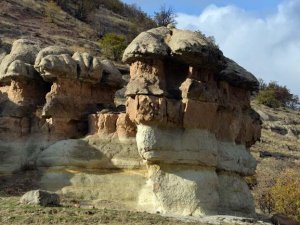 Doğa harikası külahlı taşlar turizme kazandırılmalıdır