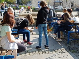 Döner alan turistler yemek için oturacak yer aradı