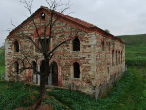 Defineciler tarihi Germiyan Kilisesi'ni talan etti