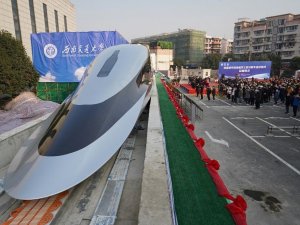 Çin raylara değmeden 600 km hızla giden treni tanıttı