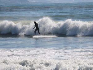 Alanya'da, kısıtlamada denizin keyfini sörfçüler çıkarıyor