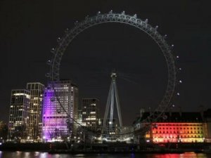 Londra dün gece karanlığa büründü