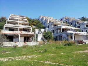 Çeşme'de 21 yıldır atıl durumda olan tatil köyü görenleri üzüyor