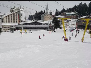 Bursa kırmızıya döndü, yoğun kara rağmen Uludağ'da pistler boşaldı