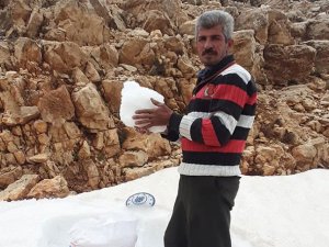 Pekmezle yemek için Beydağı'ndan çuvalla kar taşıyorlar