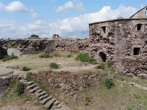 Tarihi Rumeli Feneri Kalesi ahıra döndü