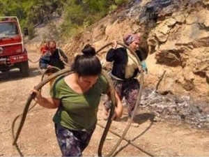 Türkiye itfaiyenin hortumunu taşıyan kadınları konuşuyor