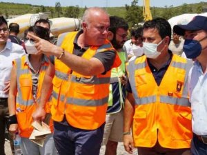 Bodrum Belediye Başkanı Aras, ekibiyle yangında çalışıyor