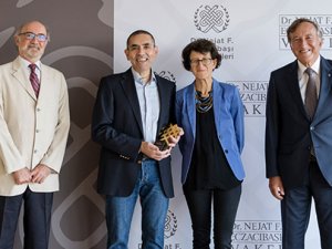 Eczacıbaşı Tıp Onur Ödülü Prof. Şahin ve Dr. Türeci’ye verildi