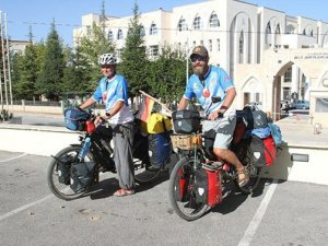 Bisiklet ile Asya turuna çıkan Alman sağlıkçı çift Konya’da mola verdi