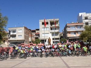 350 bisikletçi, 800 yıllık anıt çınarın altında Germencik'te buluştu