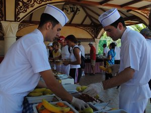 Otelciler: Çalışanların hakları korunmazsa turizmde eleman bulunamaz