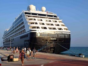 Azamara Journey 550 yolcusuyla Kuşadası'na geldi