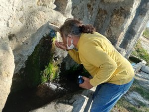 Tarihi çeşmenin musluğu plastik şişeden