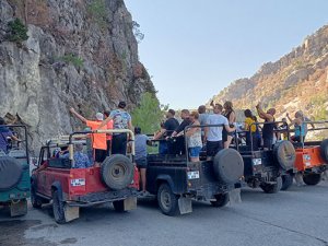 ''Turistler, bağırarak stres atmak için aksi seda turlarına katılıyor''