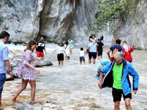 Görenleri hayran bırakan Saklıkent Kanyonu’na turist yağdı