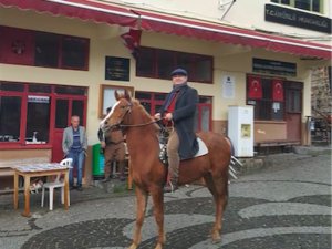 Belediye Başkanı benzin zamlarına tepki için işe atla gidiyor