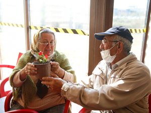 14 Şubat Sevgililer Günü'nde evlenerek aşklarını pekiştirdiler