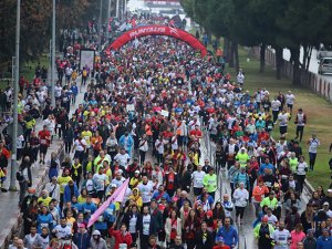 Runtalya’da yağmur binlerce koşu tutkununu durduramadı