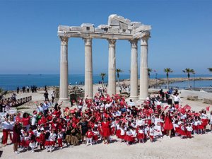 Çocuklar, 23 Nisan Bayramı coşkusunu Apollon Tapınağında yaşadı