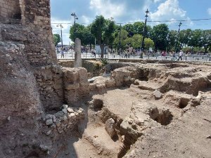 Sultanahmet’i kazdıkça altından tarih çıkıyor