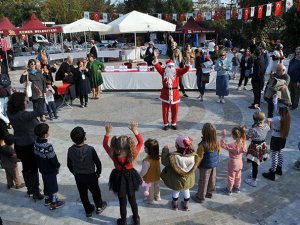 Yerleşik yabancılarla Noel Baba ile yeni yılı kutladı