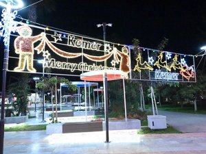 Kemer'de Noel üç dilde yazılarak kutlandı