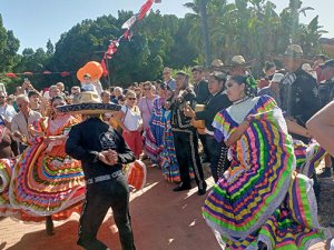 Brezilyalı dansçı ve Arjantinli davulcu kızlar turistleri eğlendiriyor