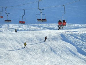 Antalyalılar ve turistler Konyaaltında dört mevsimi bir arada yaşıyor