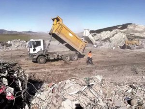 Enkazdan çıkan tehdit, tarıma bir darbe de hafriyattan