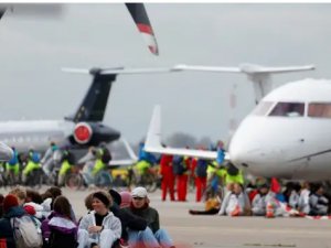 Schiphol Havalimanı’nda uçuş engelleme kararı ertelendi