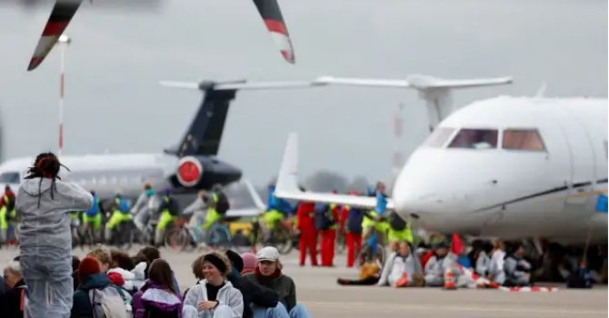 Schiphol Havalimanı’nda uçuş engelleme kararı ertelendi