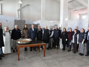 Bergama Belediyesi'nden yalnızlara sıcak yemek