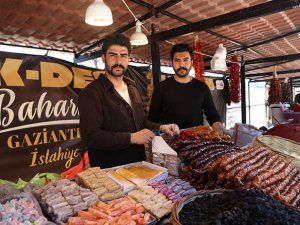 Gaziantep'in tatları depremzedeler için Antalya'ya taşındı